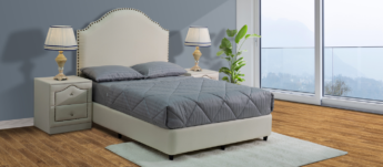 سرير اريل وطاولة جانبيه